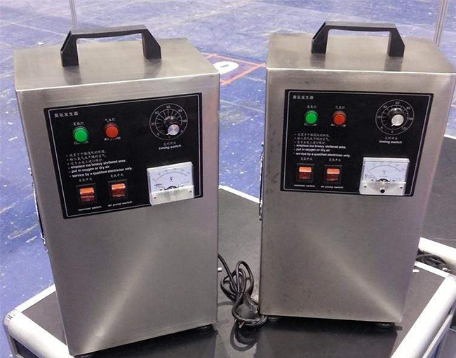 臭氧发生器直接用空气为原料，通过高压电解其中的氧气生产臭氧，无须添加辅料。