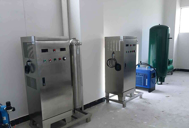 臭氧发生器直接用空气为原料，通过高压电解其中的氧气生产臭氧，无须添加辅料。